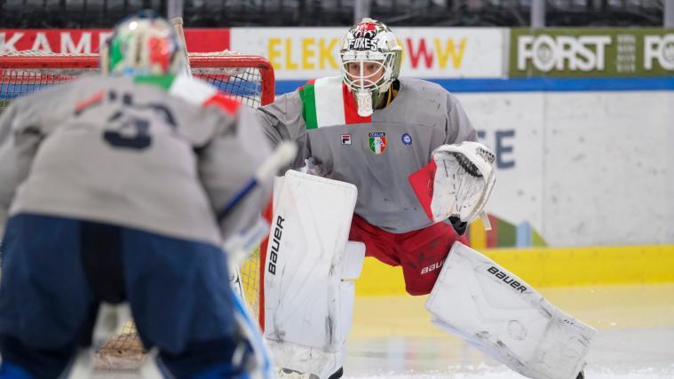 Gianluca Vallini spricht über die kleinere Eisfläche. © HC Bozen / Vanna Antonello