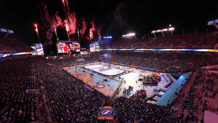 Im Freiluftspiel der NHL ging es drunter und drüber. © APA / MIKE CARLSON