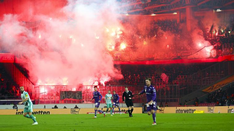 Im Wiener Derby gab es Randale von Rapid-Fans. © APA / TOBIAS STEINMAURER