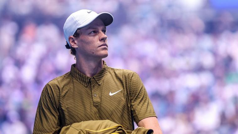 Jannik Sinner dürfte bei Olympia 2026 eine offizielle Rolle zuteil werden. © APA/afp / MARTIN KEEP