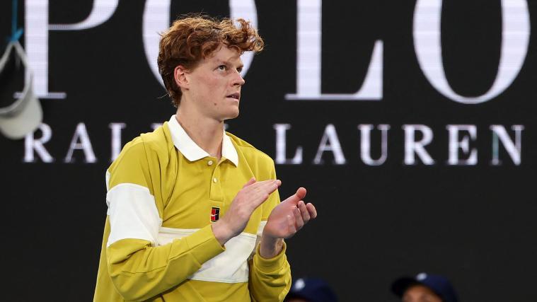 Jannik Sinner hat für Dorothea Wierer nur Applaus übrig. © APA/afp / MARTIN KEEP