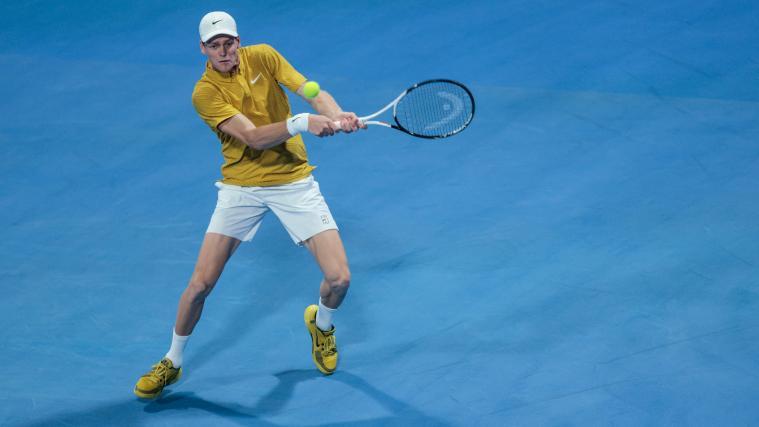 Jannik Sinner ist eine Runde weiter. © APA/afp / KARIM JAAFAR