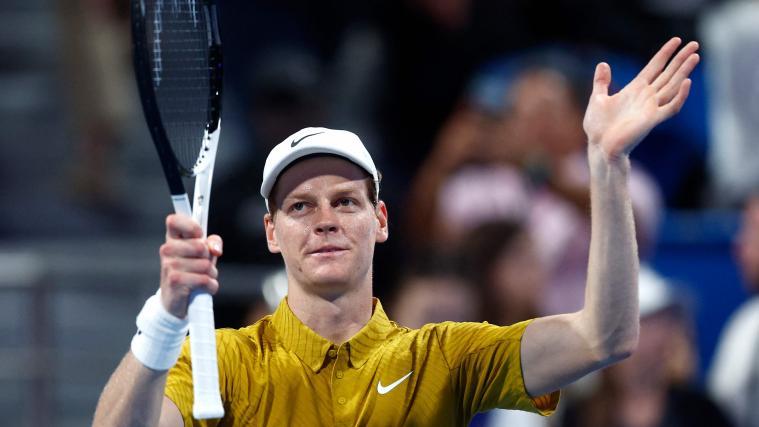 Jannik Sinner liegt in der Weltrangliste auf Platz zwei. © APA/afp / KARIM JAAFAR