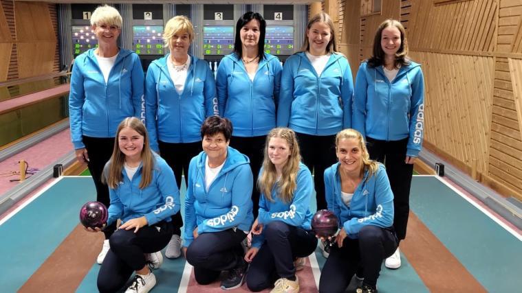 Kiens spielt weiter eine Top-Meisterschaft, hinten von links Martha Lechner, Klara Lechner, Irene Oberlechner, Jasmin Santer und Sarah Hirber;  vorne von links Sandra Santer, Maria Lechner, Lena Nothdurfter und  Sonja Fischer.