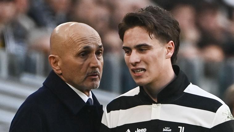 Luciano Spalletti und Kenan Yildiz erleben mit Juventus eine schwierige Zeit. © APA/afp / ISABELLA BONOTTO