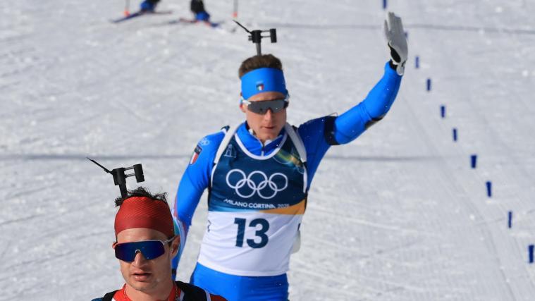 Lukas Hofer ließ sich auf der Zielgeraden von den Fans feiern. © ANSA / PIERRE TEYSSOT