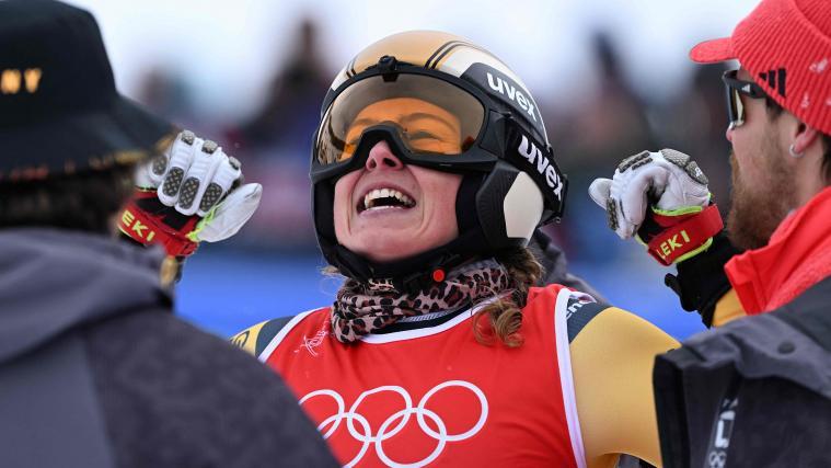 Maier jubelt im Zielbereich über Gold. © APA/afp / KIRILL KUDRYAVTSEV