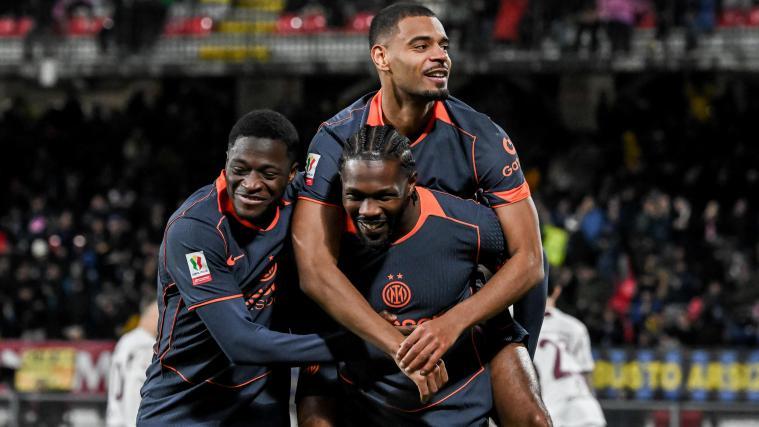 Marcus Thuram trägt Torschütze Andy Diouf auf seinem Rücken. © ANSA / MATTEO BAZZI