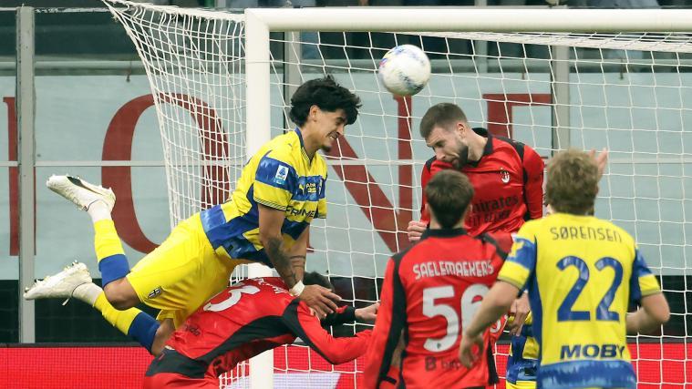 Mariano Troilo (links) erzielt den einzigen Treffer der Partie zwischen Milan und Parma. © ANSA / MATTEO BAZZI