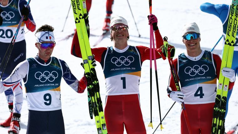 Mathis Desloges, Johannes Høsflot Klæbo und Martin Løwstrøm Nyenget (v.l.n.r.) nach dem Olympia-Skiathlon. © ANSA / FILIP SINGER
