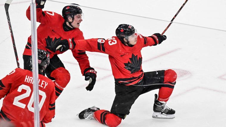 Mitchell Marner (rechts) schoss Kanada in der Verlängerung zum Sieg. © APA/afp / ALEXANDER NEMENOV