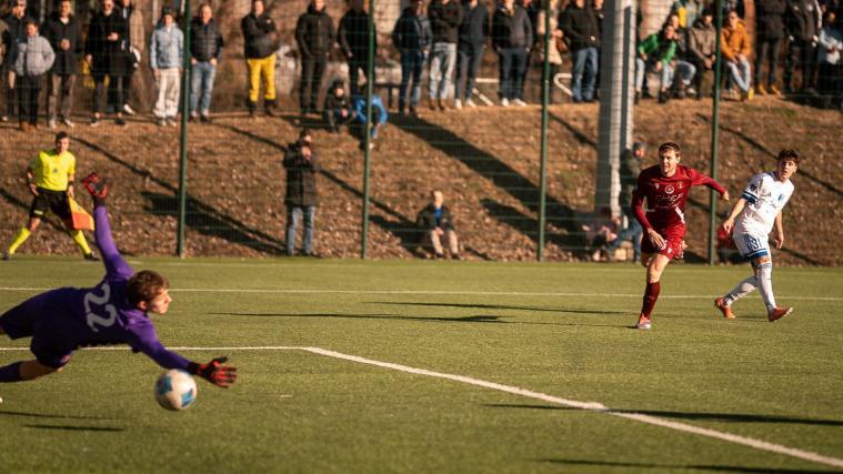 Obermais-Youngster Tizian Stecher (17) sorgte mit diesem Schuss für das 1:0. © P. Schwienbacher