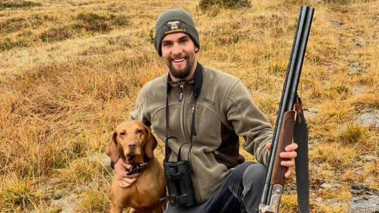 Patrick Baumgartner (hier mit Hündin Laika) liebt es, durch Wipptaler Bergwelt zu streifen.