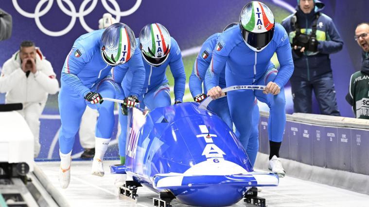 Patrick Baumgartner (vorne) und seine Crew liegen auf dem fünften Platz. © ANSA / DANIEL DAL ZENNARO