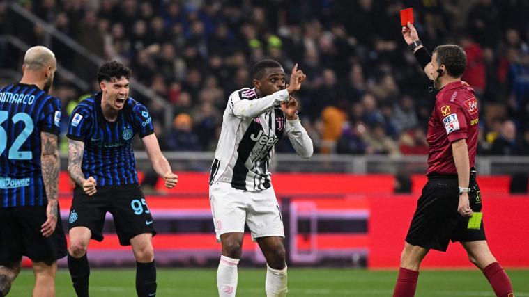 Pierre Kalulu sieht Rot, dahinter jubelt der eigentliche Sünder Alessandro Bastoni. © APA/afp / PIERO CRUCIATTI