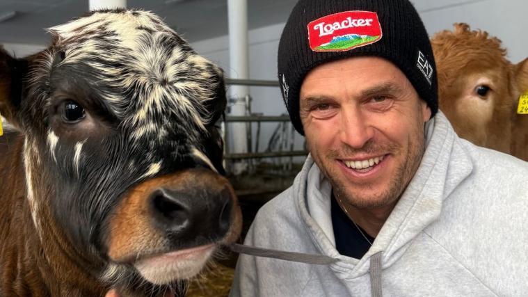 Roland Fischnaller ist mit Leib und Seele Bauer – und nebenbei auch noch ein ganz guter Snowboarder. © Instagram