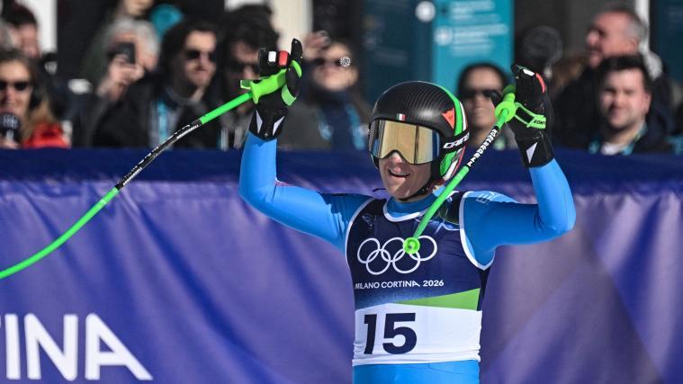Sofia Goggia jubelt über eine Medaille. © APA/afp / TIZIANA FABI