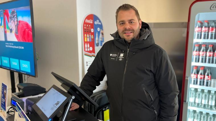 Stefan Kobler schaut im Medien-Catering nach dem Rechten.
