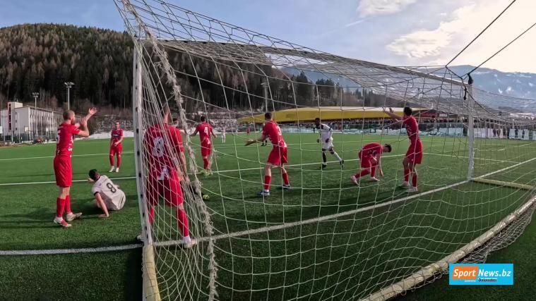 Im neuen SportNews-Spitzler gibt es die Highlights aus dem Südtiroler Amateurfußball-Wochenende. Im Fokus: Das Oberliga-Derby zwischen St. Georgen und Ahrntal, wo der Siegtreffer der Jergina niemals hätte zählen dürfen. Es war allerdings nicht der einzige Aufreger einer heißen Partie. Außerdem: Die besten Szenen der Landesliga-Partien zwischen Freienfeld – Gitschberg Jochtal und Bruneck – Salurn. © stol