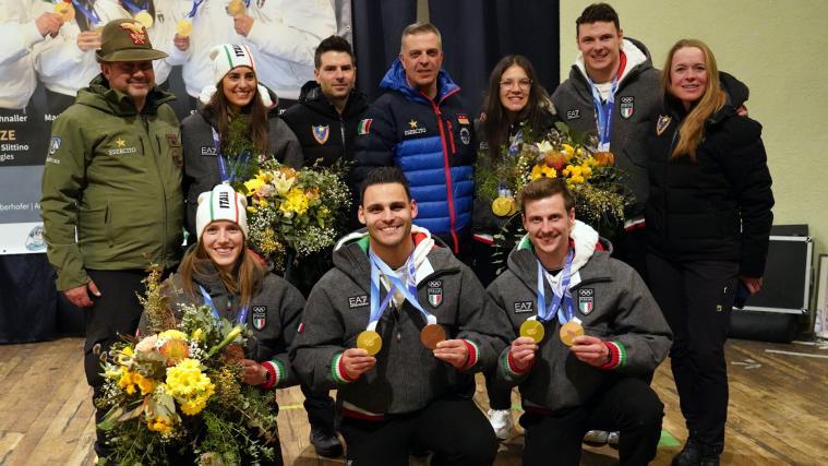 Am Freitagabend wurden in Meransen die Kunstbahnrodler Dominik Fischnaller, Andrea Vötter, Marion Oberhofer, Verena Hofer, Emanuel Rieder und Simon Kainzwaldner gebührend gefeiert. Hunderte Fans haben die 6 Athleten herzlich empfangen. © stol