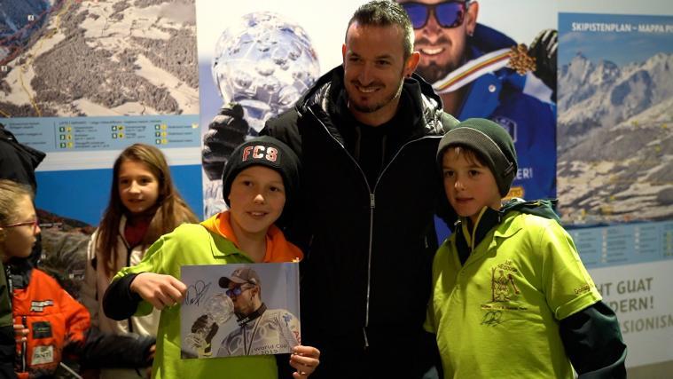 Am Freitagabend wurde bei der Talstation in Kuppelwies, Ultens Skiheld Dominik Paris gebührend für seine Olympia Bronzemedaille in der Abfahrt gefeiert. Hunderte Fans nahmen den sympathischen Speed-Spezialisten in Empfang. © stol