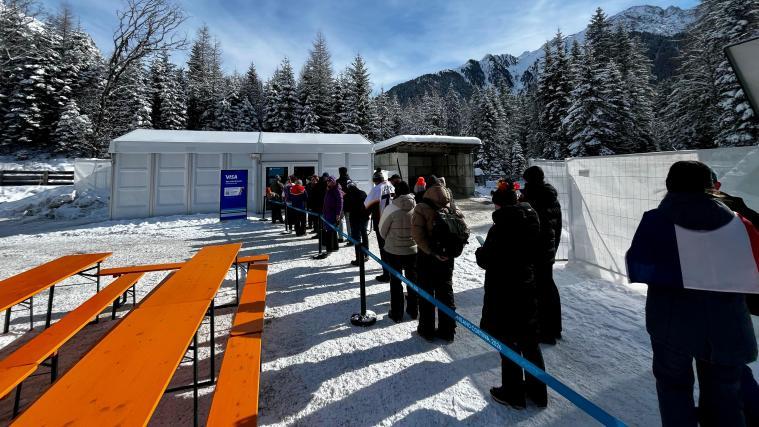 Vor den Fanshops bilden sich regelmäßig lange Menschenschlangen.