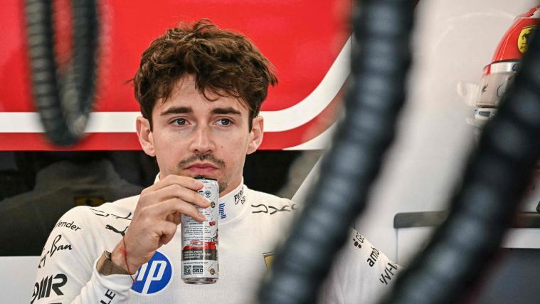 Charles Leclerc versteht die Ferrari-Welt nicht mehr. © APA/afp / PHILIP FONG