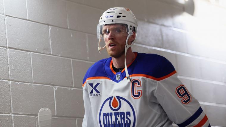 Connor McDavid hadert mit der Verletzung seines kongenialen Sturmpartners Leon Draisaitl. © APA / BRUCE BENNETT