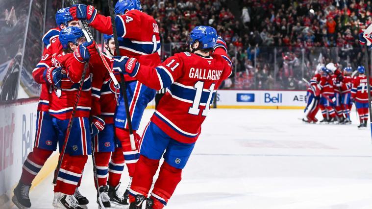 Der Kleinste ist der Größte: Cole Caufield (l.) wird von seinen Teamkollegen gefeiert. © APA / MINAS PANAGIOTAKIS