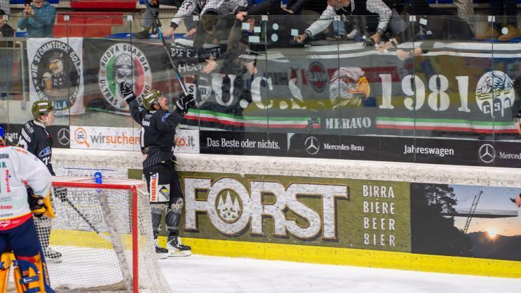 Die Adler und ihre Fans jubeln: Der Viertelfinalsieg gegen Asiago ist perfekt. © BK Photo