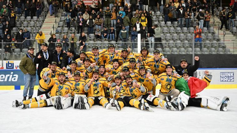 Die Pusterer Jungwölfe bejubeln den Meistertitel in der IHL 1. Division. © Iwan Foppa