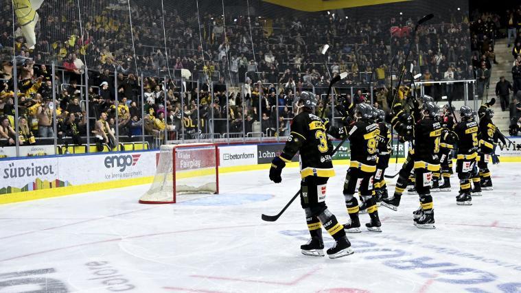 Die Wölfe und ihre Fans feiern den Einzug ins Halbfinale. © HCP/Iwan Foppa