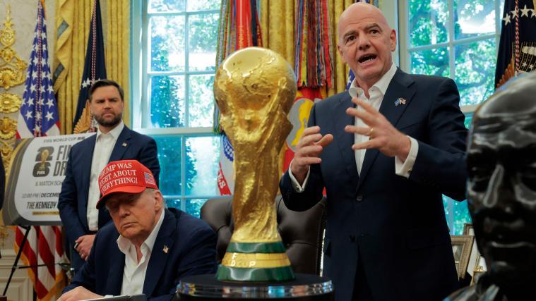 Donald Trump (links) und Gianni Infantino (rechts) bei einem Event im Weißen Haus. © APA / CHIP SOMODEVILLA