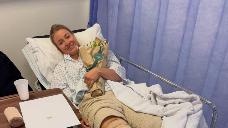 Eine Star-Skifahrerin musste operiert werden. © Instagram