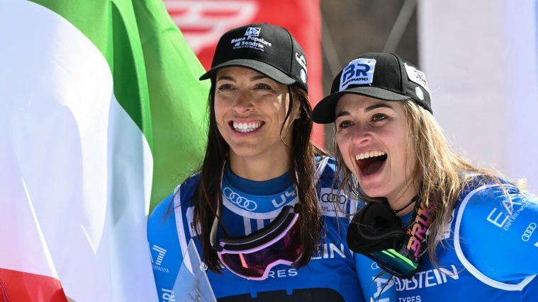 Elena Curtoni freut sich mit Sensationsfrau Asja Zenere. © APA/afp / ANDREAS SOLARO