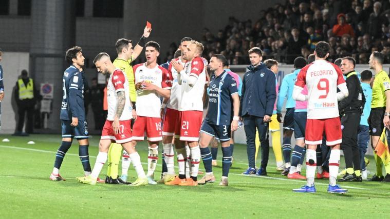 FCS-Kapitän Fabian Tait (Nummer 21) kassierte die Rote Karte. © DLife/LO