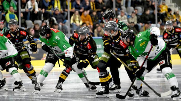 Für Roc Ticar (Bildmitte mit der Nummer 42) sind die Duelle gegen Laibach besonders. © Iwan Foppa