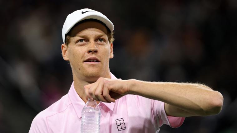 Jannik  Sinner greift ins Geschehen ein. © APA / CLIVE BRUNSKILL