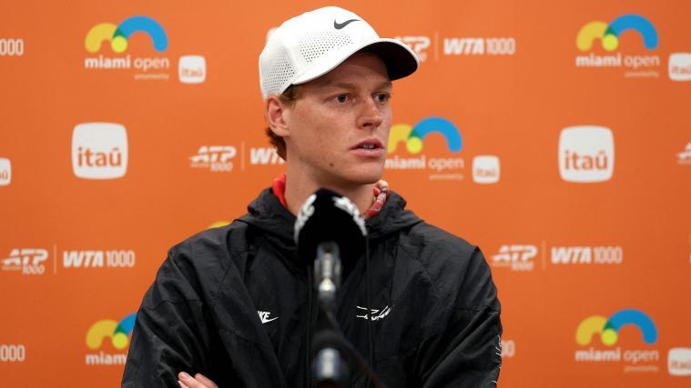 Jannik Sinner wartet auf sein Auftaktmatch bei den Miami Open. © APA / MATTHEW STOCKMAN
