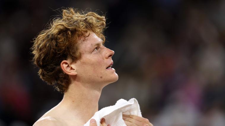 Jannik Sinner zeigte sich nach seinem Viertelfinaleinzug sichtlich erleichtert. © APA / CLIVE BRUNSKILL