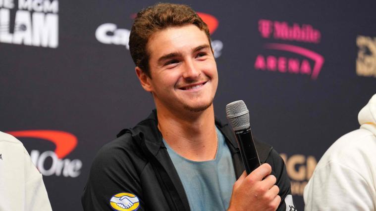 João Fonseca präsentiert sich vor dem erstmaligen Duell mit Jannik Sinner bester Laune. © APA / CHRIS UNGER