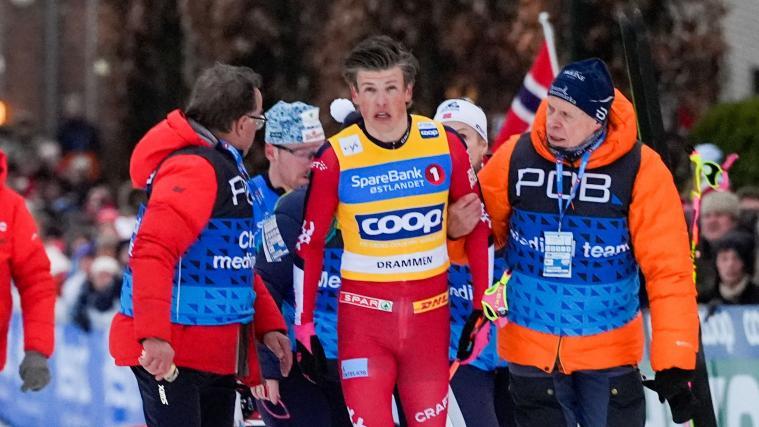 Klæbo  verließ ziemlich mitgenommen den Zielraum. © APA/afp / LISE ASERUD