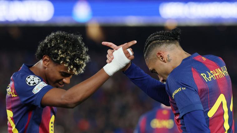 Lamine Yamal (links) und Raphinha zauberten mit dem FC Barcelona. © APA/afp / LLUIS GENE