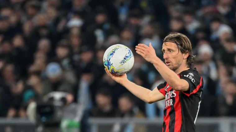 Luka Modric kassierte mit Milan eine Niederlage. © APA/afp / ALBERTO PIZZOLI