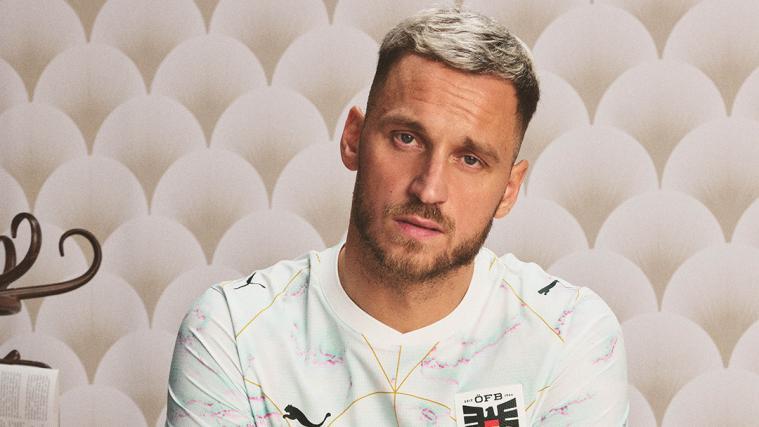 Marko Arnautovic präsentiert das Trikot. © APA / UNBEKANNT