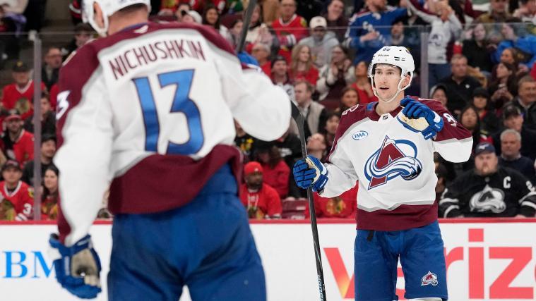 Martin Necas feiert seinen Treffer gegen die Blackhawks. © APA / PATRICK MCDERMOTT