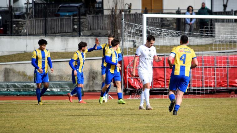 Naturns (in gelb-blau) feierte einen Derbysieg in Latsch. © Sarah Mitterer