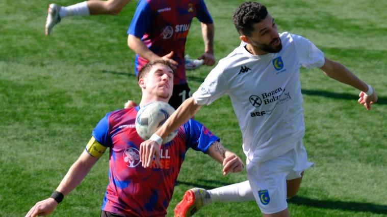 Neugries-Kapitän Simone Secchiero (links) und Gries-Verteidiger Yaser Zouhair (rechts). M. Dorn