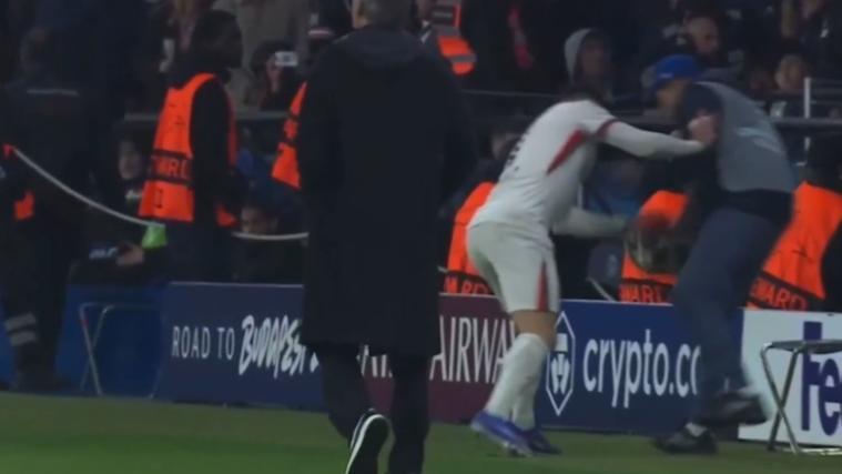 Pedro Neto warf den Balljungen zu Boden.