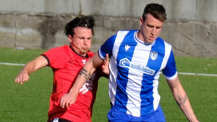 Philipp Bernard (Riffian Kuens, rechts) behauptet den Ball vor Nick Nestl (Tirol, links).
